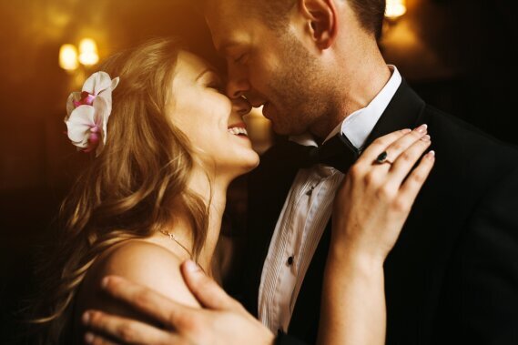 smiling_newlyweds_romantic_moment