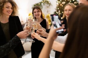 new_year_spend_with_friends_celebrating